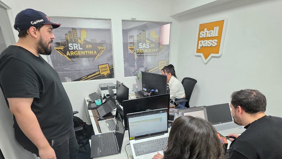 Equipo de Shall Pass trabajando en la oficina de Buenos Aires